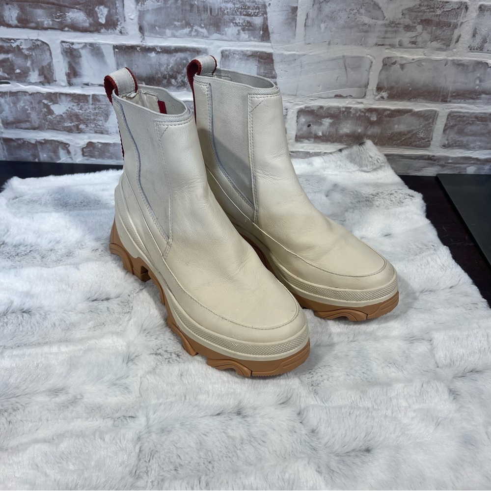 Sorel Cream and Tan Ankle Boots